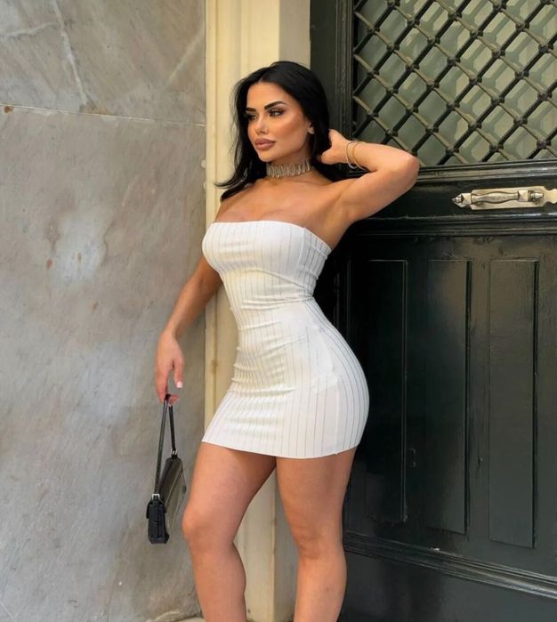 Чисто нова бутикова къса бяла рокля с етикет