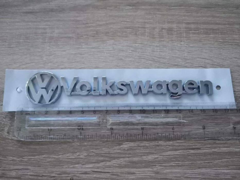сребрист надпис Volkswagen