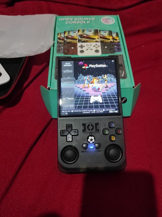 R36MAX  портативная ретро игравая мини консоль.