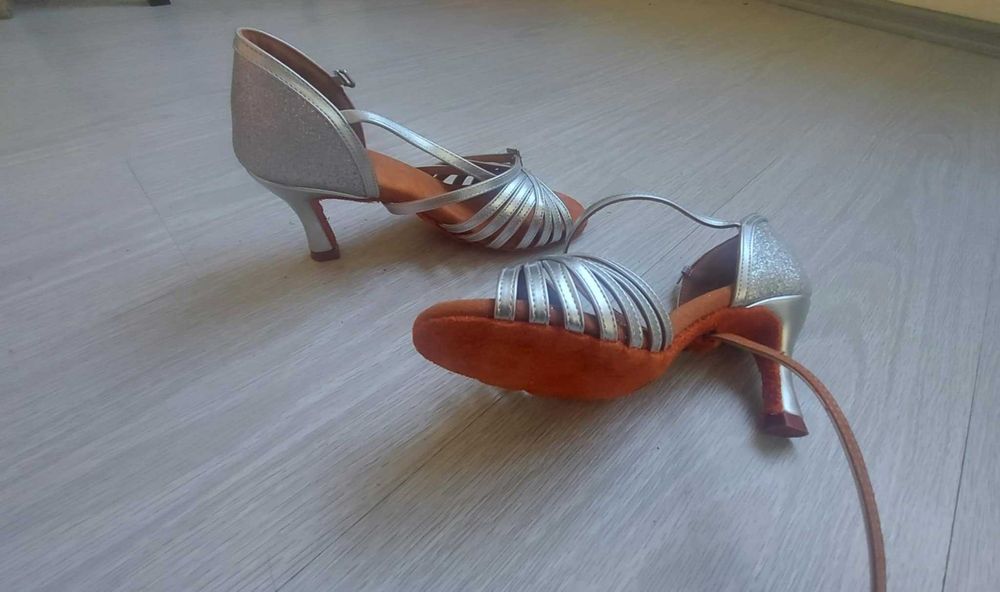 Вътрешни Замшени обувки за латино танци с височина 7,5 см.