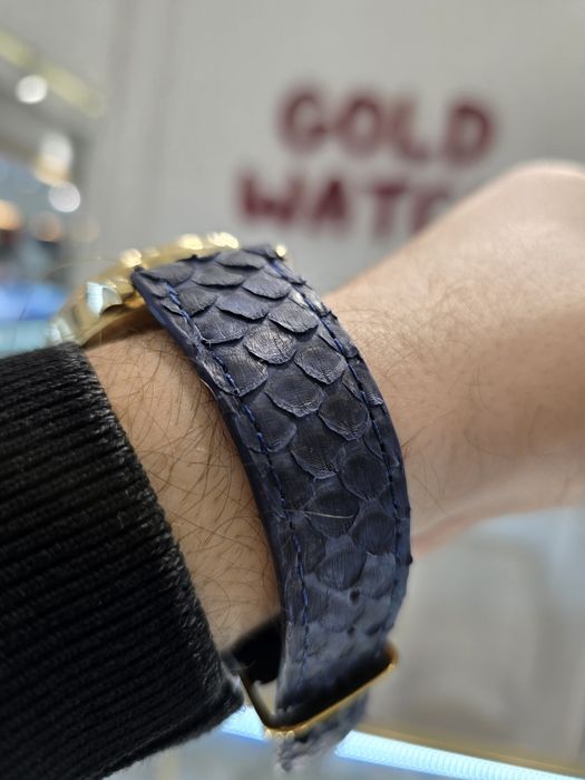 Золотые часы Омега с безумно красивым синим циферблатом