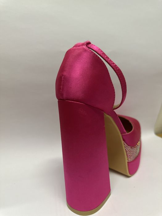 Красиви ярко розови високи обувки с камъни