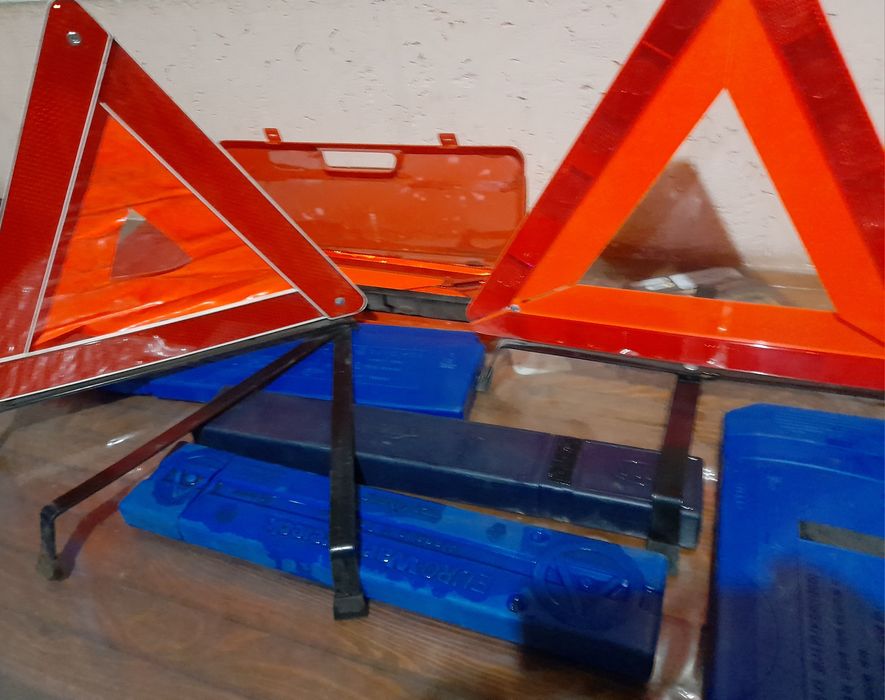 Аварийный знак и огнетушитель