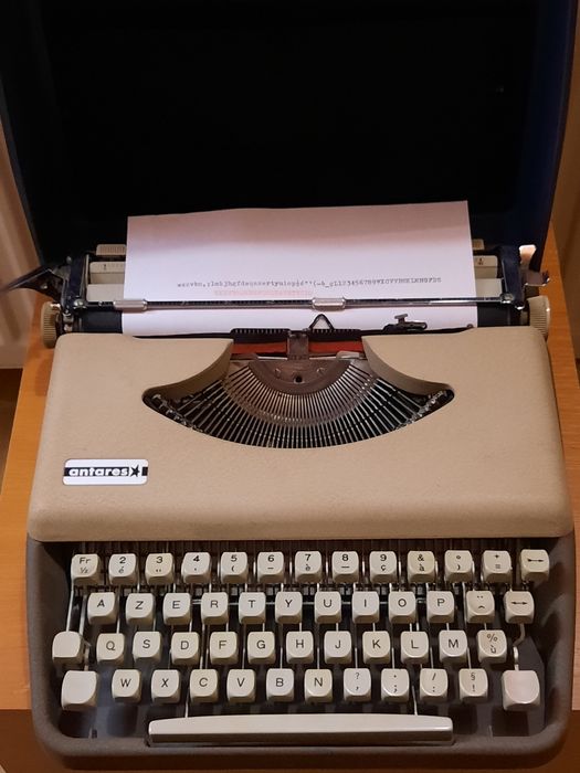 Mașină de scris Antares impecabilă