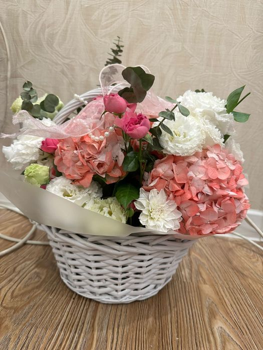 цветы свежие в корзине