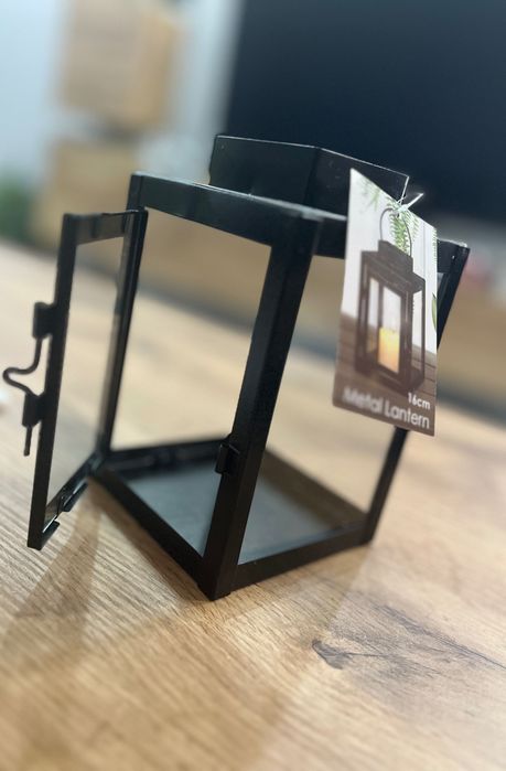 Метален фенер със стъкла.