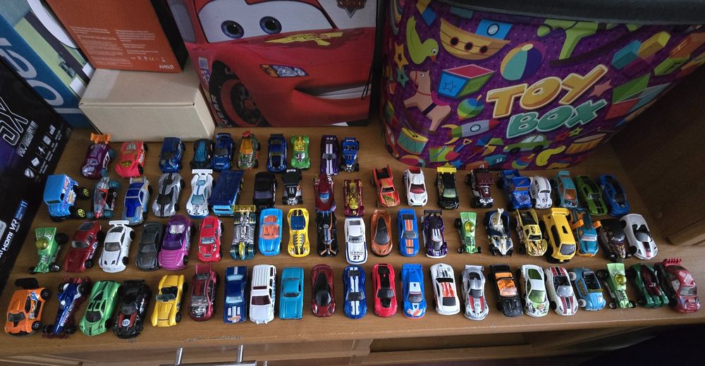 Set de  72  bucăți mașinuțe  Hot Wheels  stare buna.