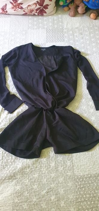 Къс черен гащеризон