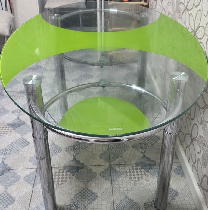 Продам стеклянный стол