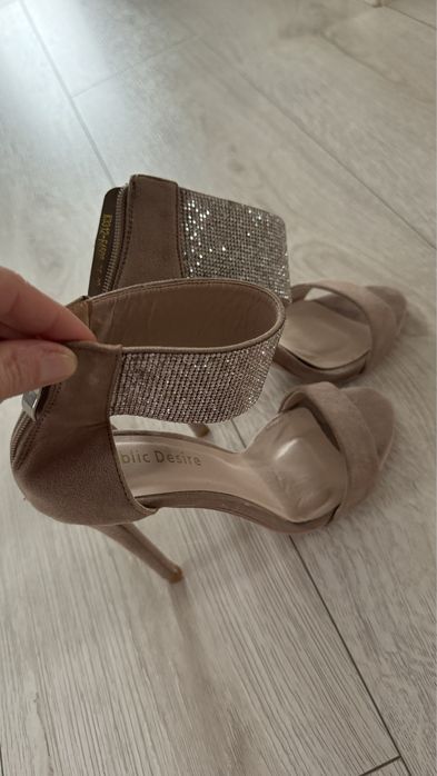 Продам дещево босоножки