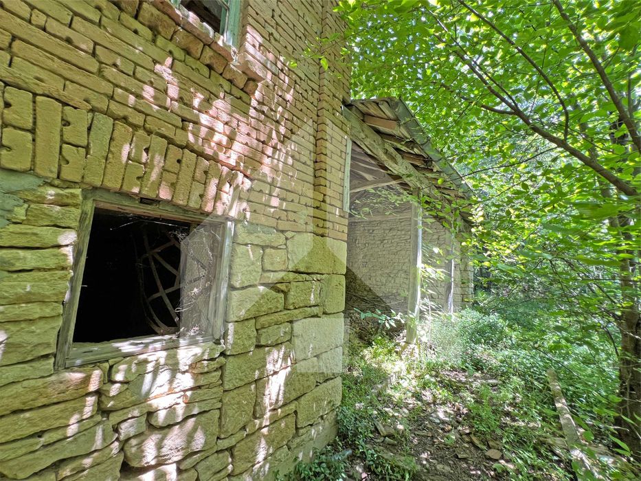 Продава тухлена двуетажна къща в с. Преселка (Нови пазар) с 2 дка двор