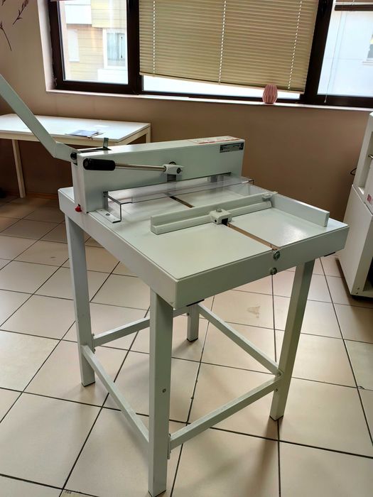 Гилотина Ideal 4305 - Професионална ръчна гилотина за рязане на хартия
