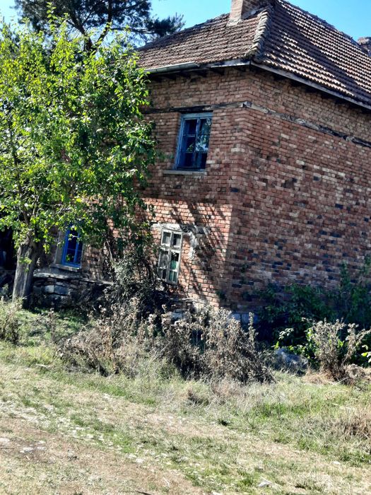 Продавам къща с голям парцел в с. Нивянин