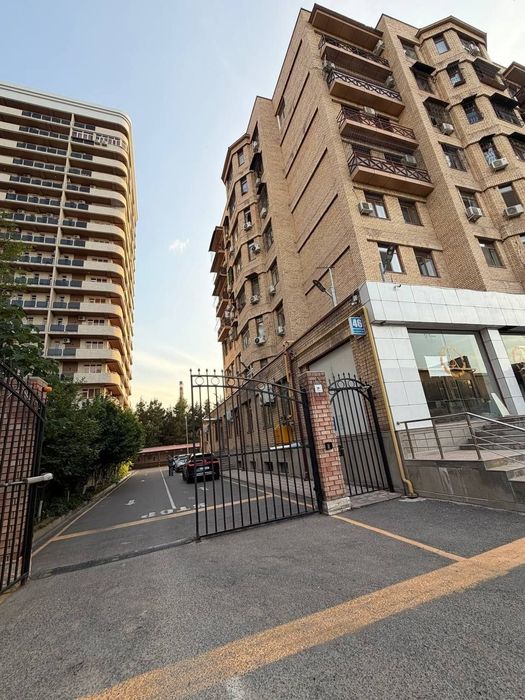 Продам квартиру 4 комнат в новостройке банковский дом