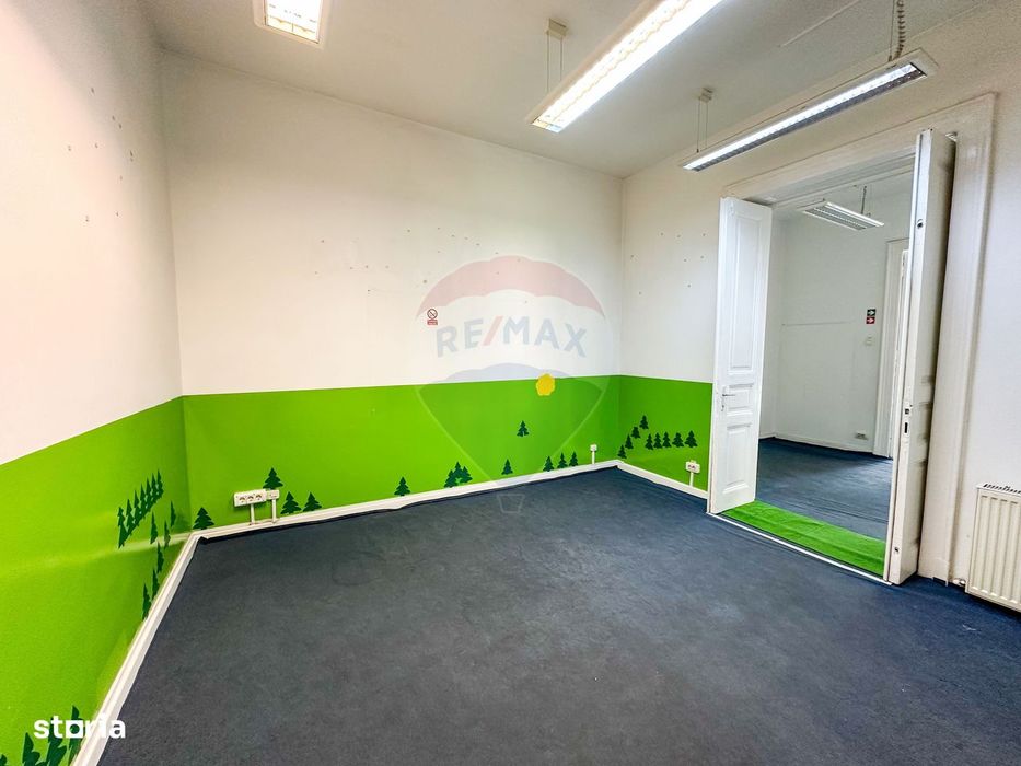Spatiu comercial | doua cladiri, curte proprie | 300 mp |
