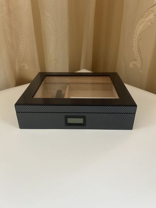 Хумидор за пури – испански кедър, карбонов дизайн, хигрометър