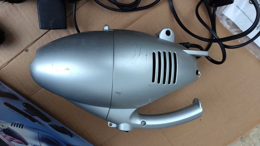 Aspirator auto portabil mic 600W 220V cu accesorii