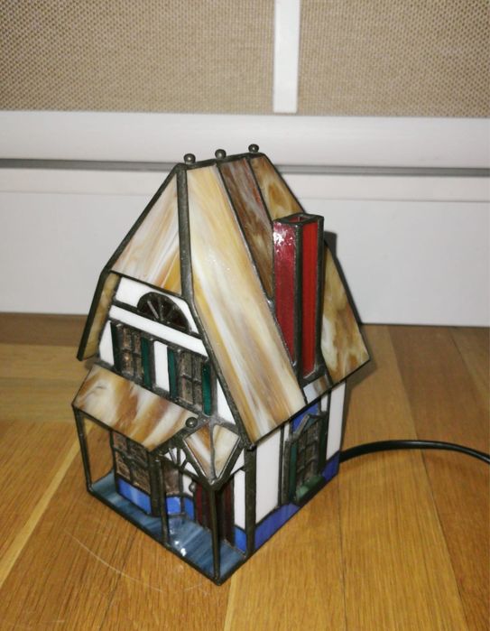 Антикварна лампа Тифани изработена от стъкло ,метал оформена като къща