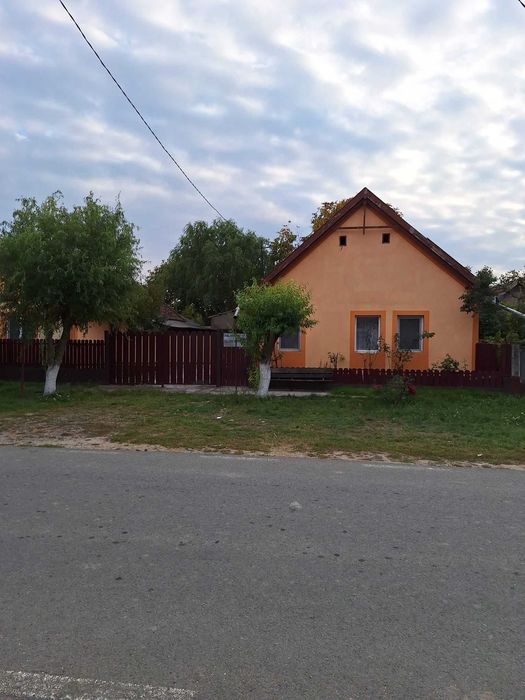 Casa cu doua corpuri in Sepreus. Curte betonata, renovate cu apa trasa, bai in ambele corpuri.