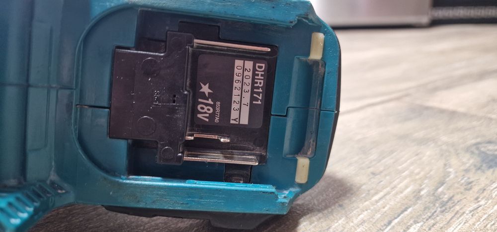 Акумулаторен перфоратор MAKITA DHR171