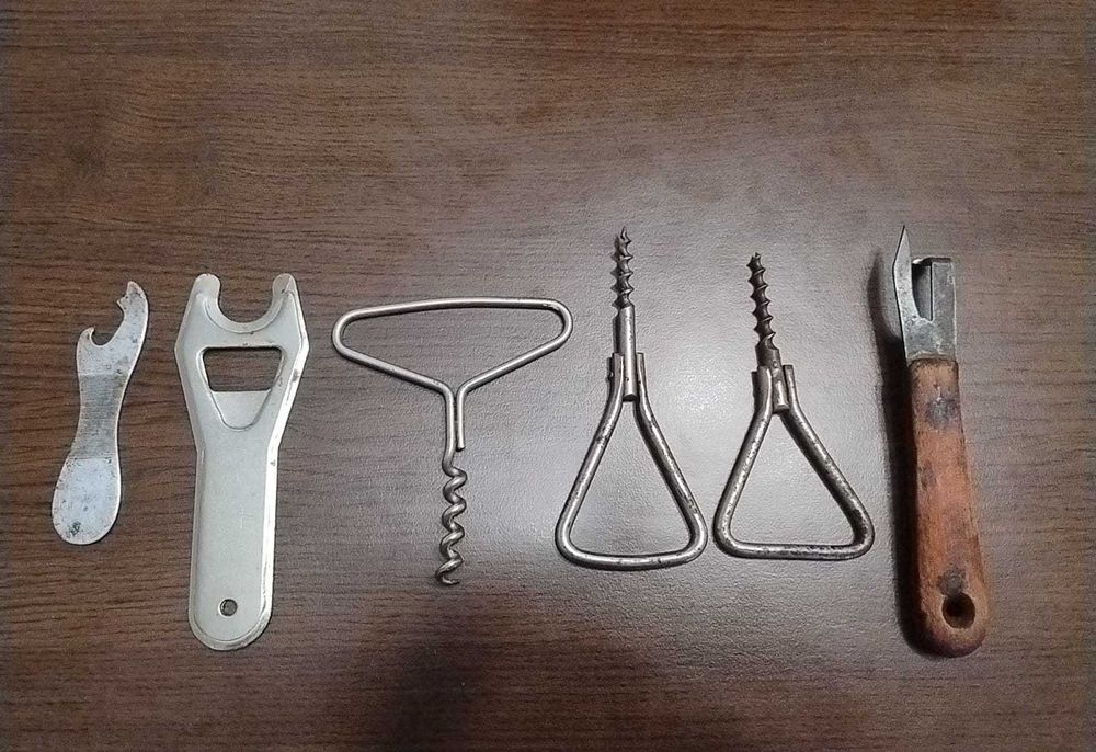 Lot desfăcător conserve / capace sticle și tirbușoane vechi