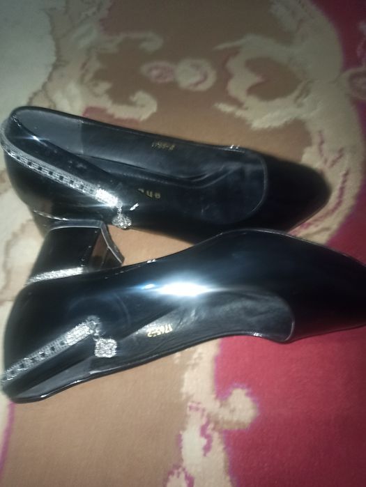 Lakirovni tufli bir marta kiyilgan.