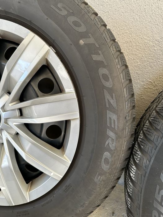 Комплект Pirelli зимни гуми с джанти и тасове от Tiguan 215/65R17