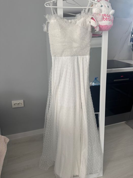 Бяла официална рокля