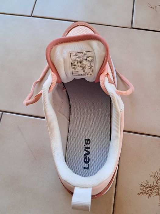Adidasi Levi's marimea 39