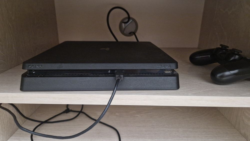 PS4 Slim (1 ТБ) + 2 контроллера