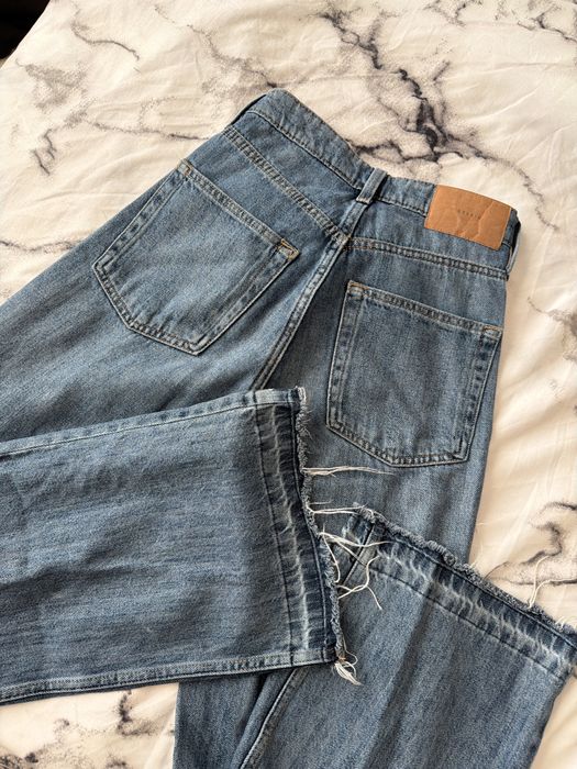 Дълги, сини дънки, с наръфани крачоли, от H&M