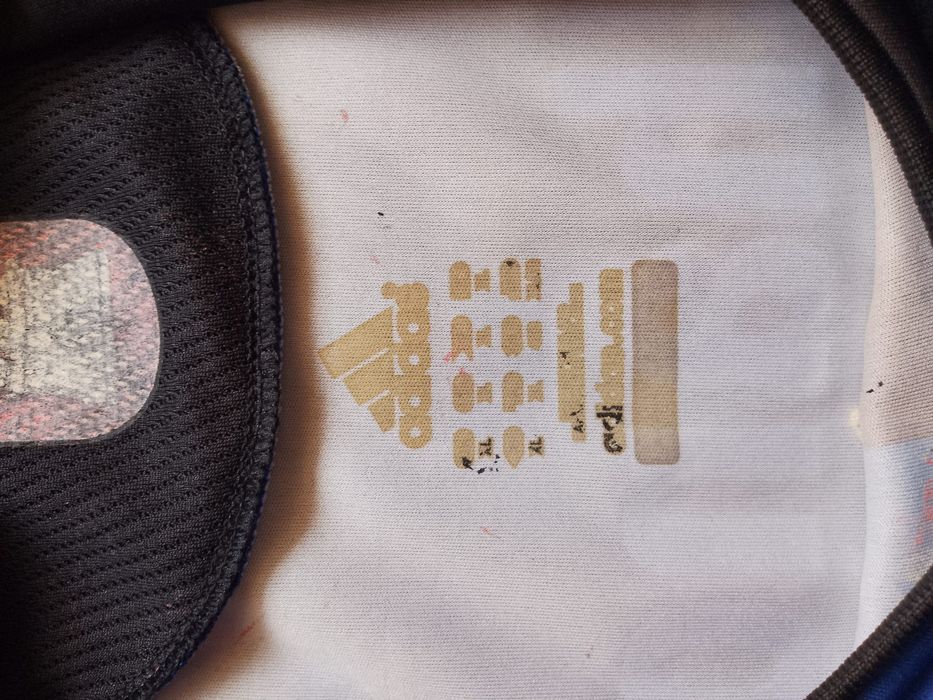 Stare: 8/10, foarte buna, printul de pe spate putin uzat, semne la numarul 9.