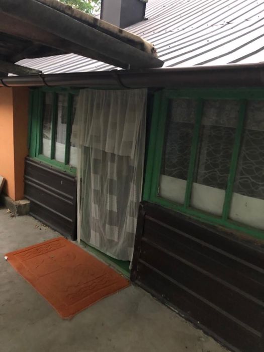 De vanzare casă batraneasca locuibila compusa din 3 camere si dependinte,fântana cu apa potabilă,2 sobe teracota,curent electric,pivnita,curte 2000 mp