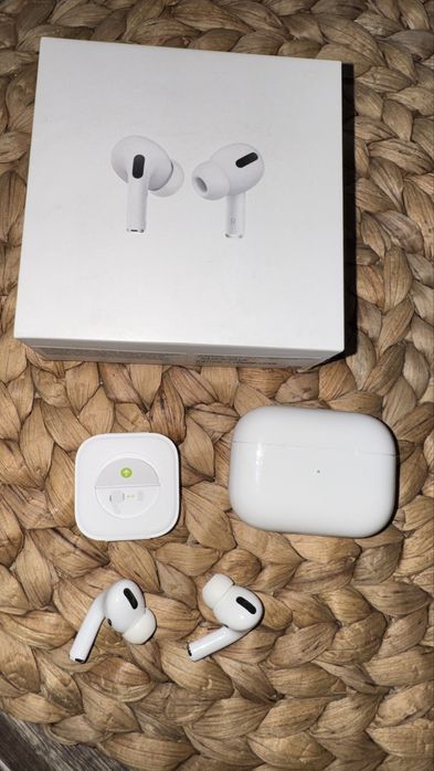 Apple AirPods Pro (1-во поколение) с MagSafe кейс.