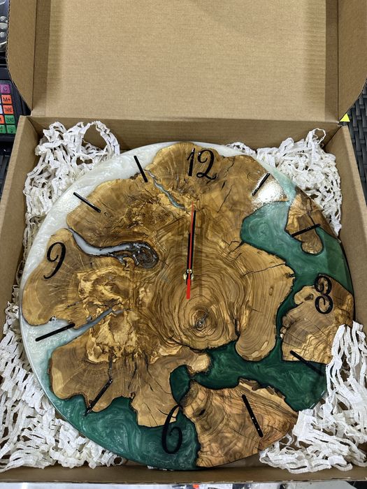 Часовник със епоксидна смола с дърво от маслина