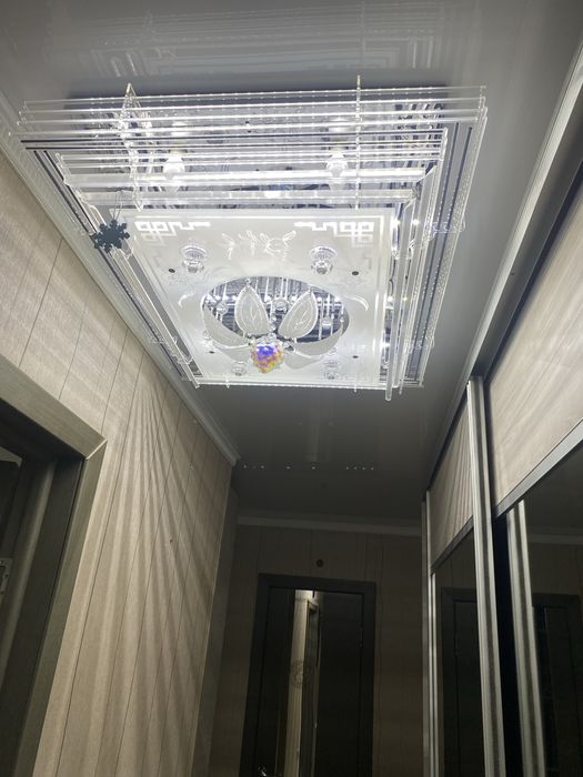 Продажа люстр, рабочие.