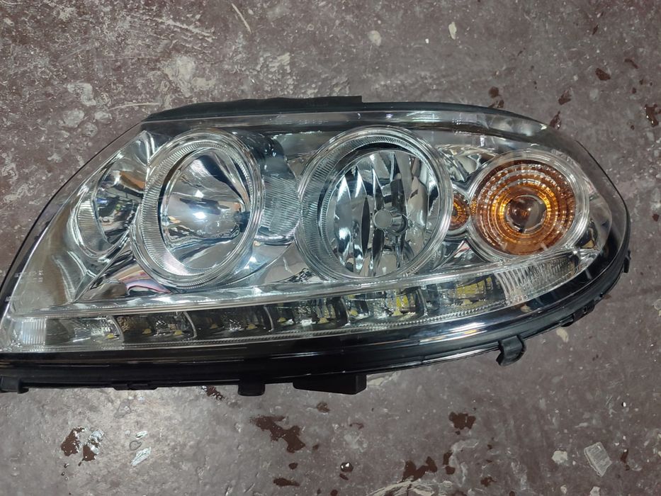 Продам передние новые фары левое, правое на УАЗ 3161Патриот