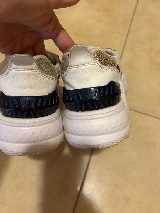 Маркови маратонки, номер 37 на GUESS, PEPE JEANS, CONVERSE!