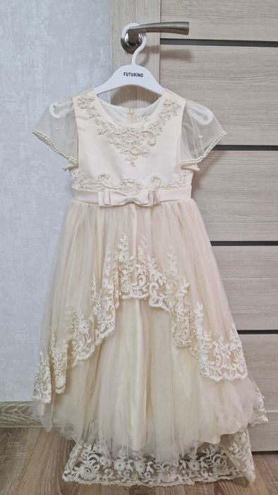 Продам платье на девочку 4-6 лет. Цвет айвори. В отличном состоянии.