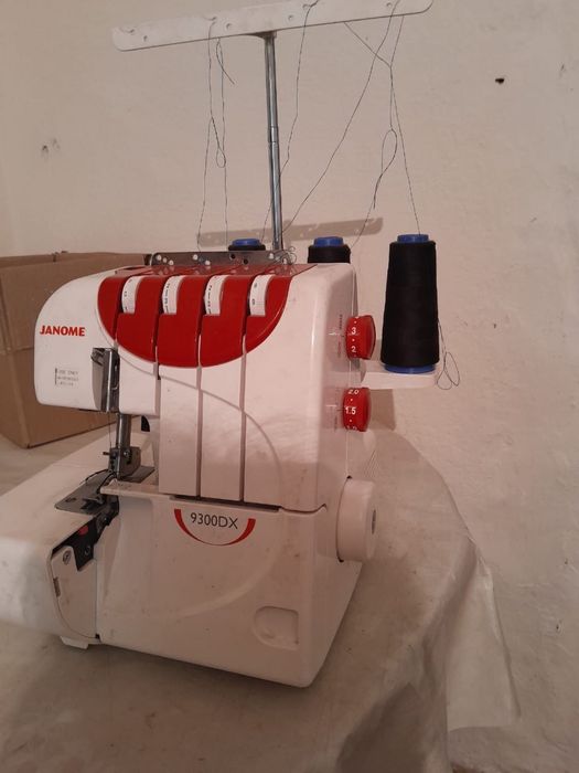 Продам оверлок Janome