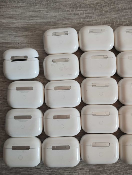 29 броя  зарядни кутий Apple Airpods Pro  за части/ремонт
