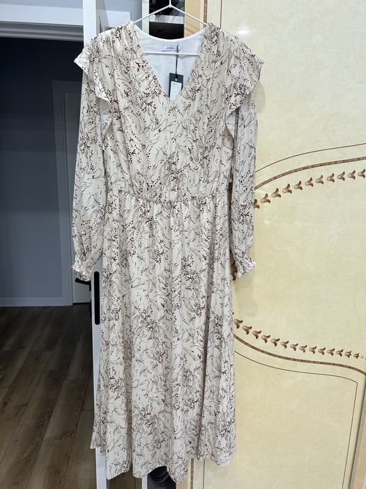 Платье бежевое. Состояние новое.