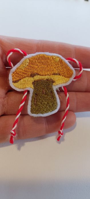 Мартеници -брошка