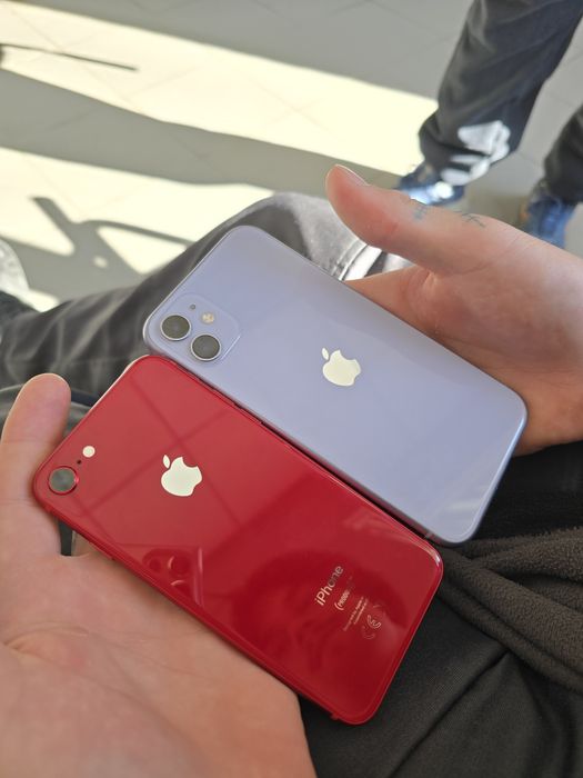 Продам iPhone 8.