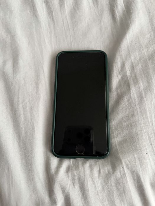 Iphone SE 2022  - 128 GB + 4 huse + baterie externa