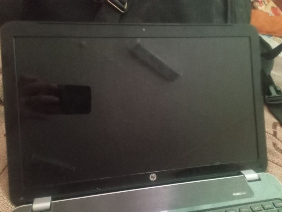 Ноутбук и два телефона