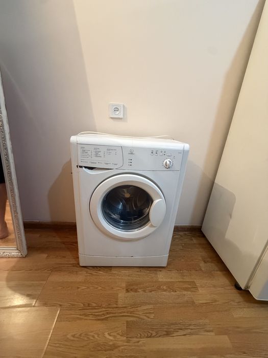 Продам стиральную машинку Indesit !!