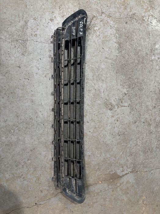 Средна решетка предна броня Голф 7