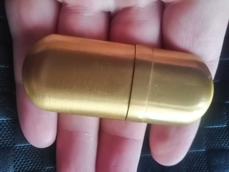 Зажигалка бензиновая.