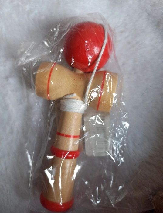 Joc Kendama din lemn, clasic, în nuanțe natur și roșu
